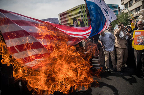 queman la bandera de Estados Unidos en Irán